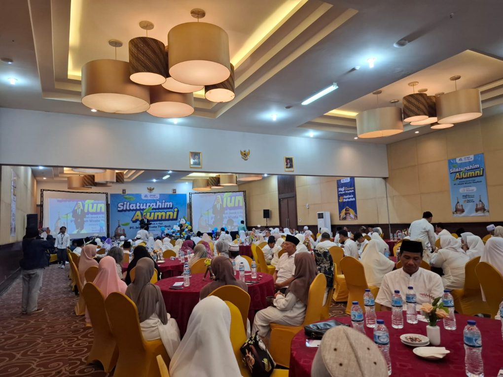 Ratusan jemaah umroh dan haji mengikuti Silaturahmi Alumni yang digelar PT Jelajah Wisata Thoyibah di Dwangsa Solo Hotel, Sabtu 18 April 2026. (Foto: Putri Sejati)