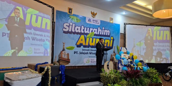 Direktur Utama PT Jelajah Wisata Thoyibah, Akmaludin Akbar saat memberikan sambutan dalam Silaturahmi Alumni yang digelar PT Jelajah Wisata Thoyibah di Dwangsa Solo Hotel, Sabtu 18 April 2026.  (Foto: Putri Sejati)
