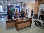 BB penganiayaan Wakapolresta Solo, AKBI Sigit (dua dari kanan) bersama jajaran Polresta Solo menunjukkan barang bukti yang diamankan dari tangan pelaku pembacokan di Gatsu. (Foto: Putri Sejati)