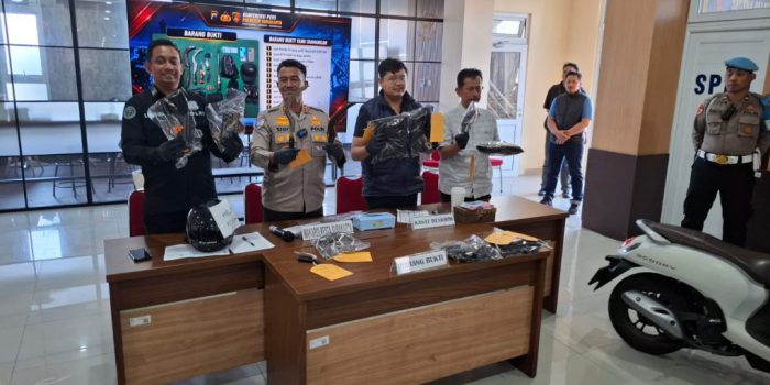 BB penganiayaan Wakapolresta Solo, AKBI Sigit (dua dari kanan) bersama jajaran Polresta Solo menunjukkan barang bukti yang diamankan dari tangan pelaku pembacokan di Gatsu. (Foto: Putri Sejati)