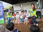 Taradea (paling kiri) dan Lea Jakobiak (paling kanan) dua sahabat penggagas Biruni Foundation bersama anak-anak di pemukiman padat penduduk Pedati Jatinegara, Jakarta Timur pada Minggu (26/4) membagikan ratusan paket melalui program #TemanBiruniBahagia.