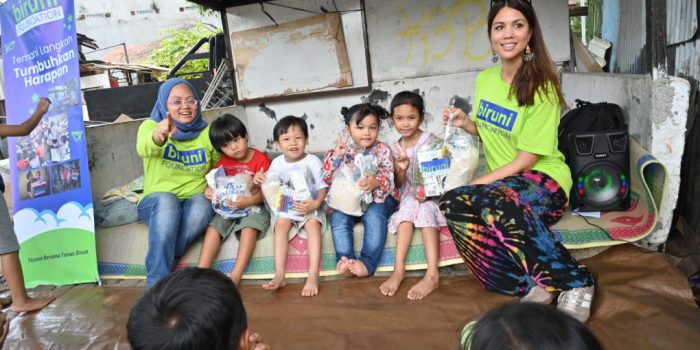 Taradea (paling kiri) dan Lea Jakobiak (paling kanan) dua sahabat penggagas Biruni Foundation bersama anak-anak di pemukiman padat penduduk Pedati Jatinegara, Jakarta Timur pada Minggu (26/4) membagikan ratusan paket melalui program #TemanBiruniBahagia.