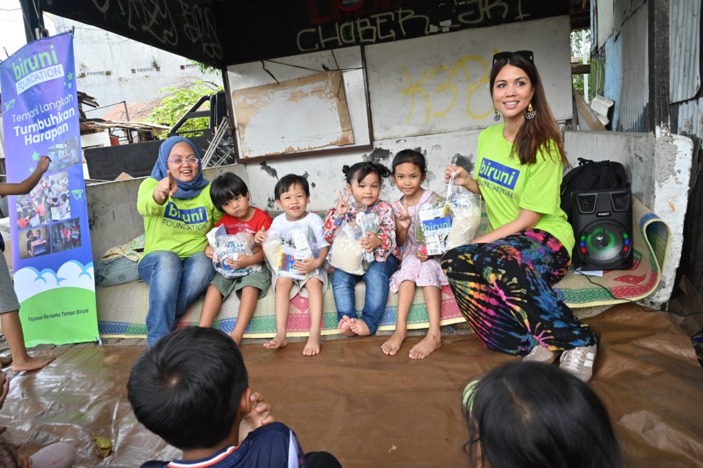 Taradea (paling kiri) dan Lea Jakobiak (paling kanan) dua sahabat penggagas Biruni Foundation bersama anak-anak di pemukiman padat penduduk Pedati Jatinegara, Jakarta Timur pada Minggu (26/4) membagikan ratusan paket melalui program #TemanBiruniBahagia.