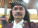 Owner Sanggar Sekarjati Pleret Bantul, Erwin Saputro saat pementasan Ketoprak