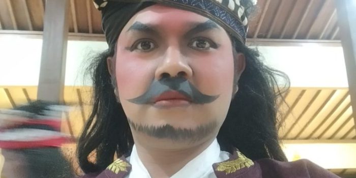 Owner Sanggar Sekarjati Pleret Bantul, Erwin Saputro saat pementasan Ketoprak