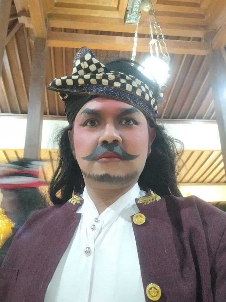 Owner Sanggar Sekarjati Pleret Bantul, Erwin Saputro saat pementasan Ketoprak
