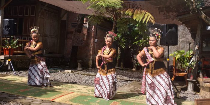 Penampilan siswi Sanggar Sekarjati Pleret Bantul yakni Kalyana Parahita Laksmita Persada, Elisabeth Arini Sekar Kinanti dan Pramudita Putri Nirwasita dengan Tari Klasik Yogyakarta, Sekar Pudyatuti