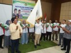 Ketua DPW APPSI Boyolali, Danang Tri Sasongko, mengibarkan bendera saat Musda I APPSI Boyolali di Boyolali, Jawa Tengah. (Foto: Agatha Janendra)