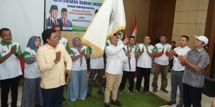 Ketua DPW APPSI Boyolali, Danang Tri Sasongko, mengibarkan bendera saat Musda I APPSI Boyolali di Boyolali, Jawa Tengah. (Foto: Agatha Janendra)