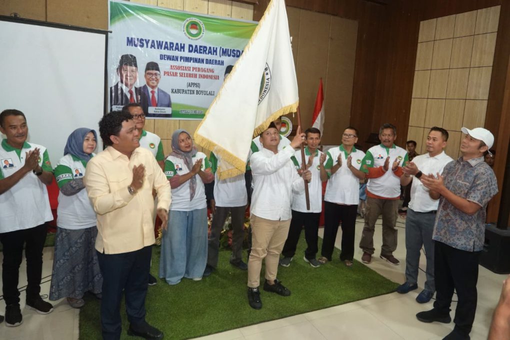 Ketua DPW APPSI Boyolali, Danang Tri Sasongko, mengibarkan bendera saat Musda I APPSI Boyolali di Boyolali, Jawa Tengah. (Foto: Agatha Janendra)