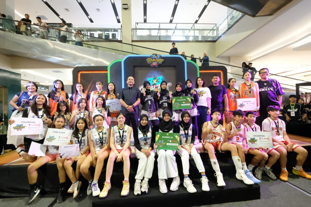 Wali Kota Solo, Respati Ardi berforo bersama juara Riuh Fest 3X3 di Solo Paragon Mall, Minggu 3 Mei 2026. (Foto: Putri Sejati)
