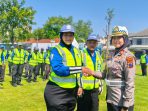 Kasatlantas Polresta Solo Dhayita Daneswari memberikan rompi kepada petugas Supeltas di kegiatan pembinaan yang digelar di Mapolresta Solo, Kamis 7 Mei 2026. (Foto: Putri Sejati)