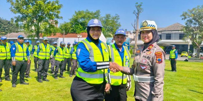 Kasatlantas Polresta Solo Dhayita Daneswari memberikan rompi kepada petugas Supeltas di kegiatan pembinaan yang digelar di Mapolresta Solo, Kamis 7 Mei 2026. (Foto: Putri Sejati)