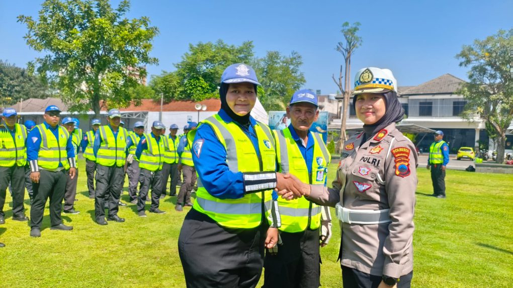 Kasatlantas Polresta Solo Dhayita Daneswari memberikan rompi kepada petugas Supeltas di kegiatan pembinaan yang digelar di Mapolresta Solo, Kamis 7 Mei 2026. (Foto: Putri Sejati)