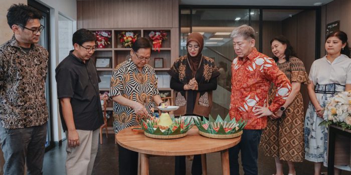 Pemotongan tumpeng oleh Owner CV Candi Aluminium, Sumartono Hadinoto menandai dibukanya TOSTEM Studio di Jl. Juanda No 150 Solo, Sabtu 23 Mei 2026. (Foto: Putri Sejati)