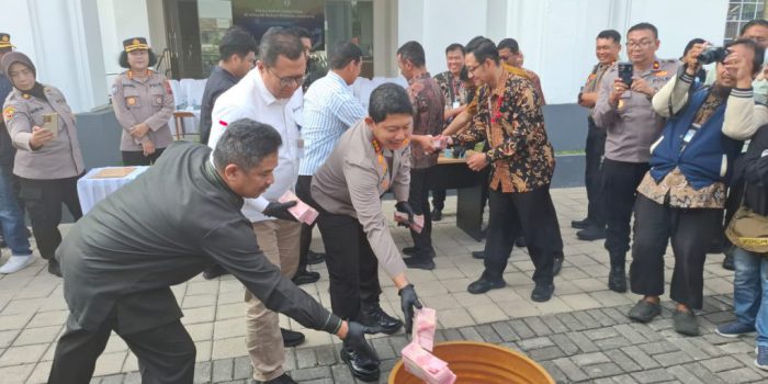 pemusnahan upal (1) Pemusnahan uang palsu hasil temuan masyarakat dan perbankan di Mako 2 Polresta Solo, Jawa Tengah, Selasa 19 Mei 2026. (Foto: Putri Sejati)