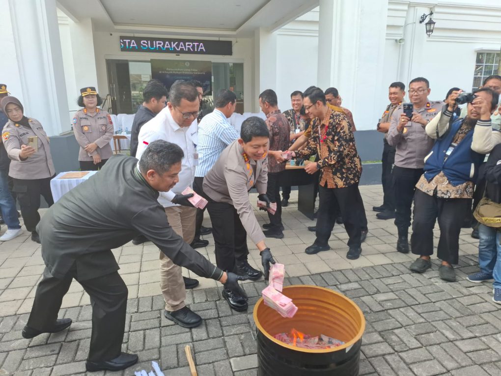 Pemusnahan uang palsu hasil temuan masyarakat dan perbankan di Mako 2 Polresta Solo, Jawa Tengah, Selasa 19 Mei 2026. (Foto: Putri Sejati)