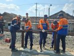 PT Kereta Api Indonesia (KAI) Daop 6 Yogyakarta bersama Pemerintah Kabupaten (Pemkab) Sukoharjo menutup perlintasan tanpa palang yang berada di Desa Plumbon, Kecamatan Mojolaban, Kabupaten Sukoharjo, Jawa Tengah, Selasa 19 Mei 2026. (Foto: Putri Sejati)