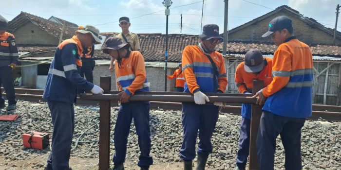 perlintasan diutup PT Kereta Api Indonesia (KAI) Daop 6 Yogyakarta bersama Pemerintah Kabupaten (Pemkab) Sukoharjo menutup perlintasan tanpa palang yang berada di Desa Plumbon, Kecamatan Mojolaban, Kabupaten Sukoharjo, Jawa Tengah, Selasa 19 Mei 2026. (Foto: Putri Sejati)