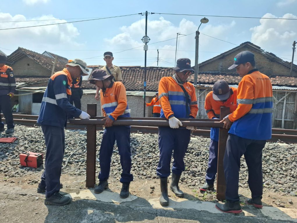 PT Kereta Api Indonesia (KAI) Daop 6 Yogyakarta bersama Pemerintah Kabupaten (Pemkab) Sukoharjo menutup perlintasan tanpa palang yang berada di Desa Plumbon, Kecamatan Mojolaban, Kabupaten Sukoharjo, Jawa Tengah, Selasa 19 Mei 2026. (Foto: Putri Sejati)