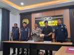 tipu gelap laptop Wakapolresta Solo, AKBP Sigit menunjukkan barang bukti kasus tipu gelap laptop yang berhasil diungkap. (Foto: Putri Sejati)