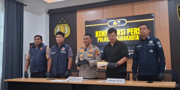 Wakapolresta Solo, AKBP Sigit menunjukkan barang bukti kasus tipu gelap laptop yang berhasil diungkap. (Foto: Putri Sejati)