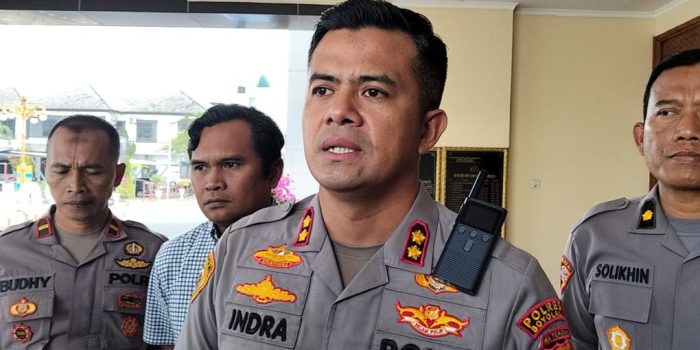 Kapolres Boyolali, AKBP Indra Maulana Saputra, memberikan keterangan kepada awak media terkait perkembangan kasus sate ayam misterius yang mengakibatkan korban wanita paruh baya atas nama Aminah Meninggal dunia. (Foto Agatha Janendra)
