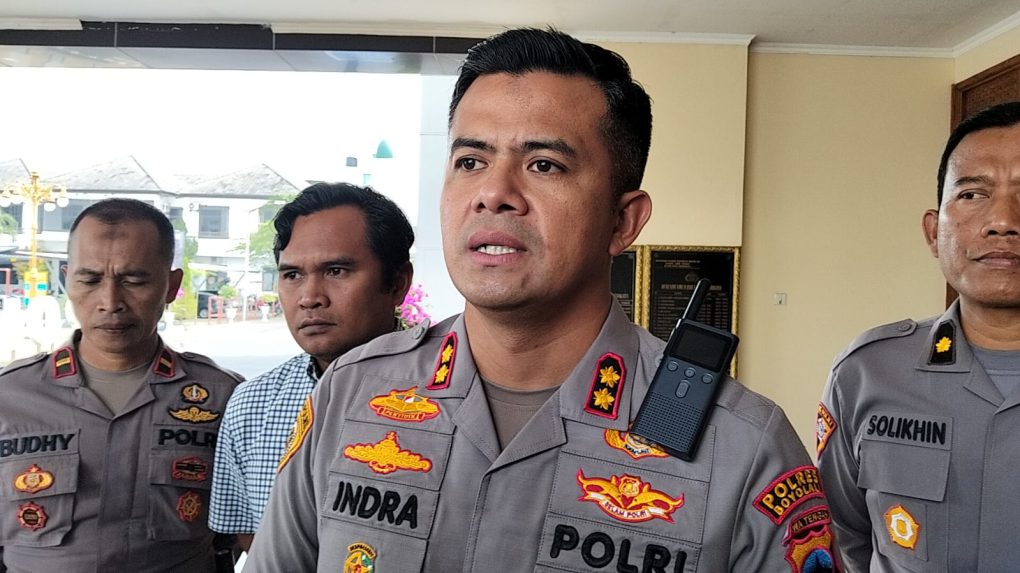 Kapolres Boyolali, AKBP Indra Maulana Saputra, memberikan keterangan kepada awak media terkait perkembangan kasus sate ayam misterius yang mengakibatkan korban wanita paruh baya atas nama Aminah Meninggal dunia. (Foto Agatha Janendra)