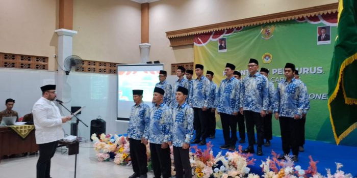 Ketua Dewan Pimpinan Daerah (DPD) LDII Solo, H. Muhammad Zain melantik Pengurus Cabang Lembaga Dakwah Islam Indonesia (PC LDII) Kecamatan Jebres masa bakti 2026–2031 di Masjid Roudhotul Jannah, Kelurahan Pucangsawit, Kecamatan Jebres, Kota Solo, Jawa Tengah, Selasa 23 Juni 2026 malam. (Foto: Putri Sejati)