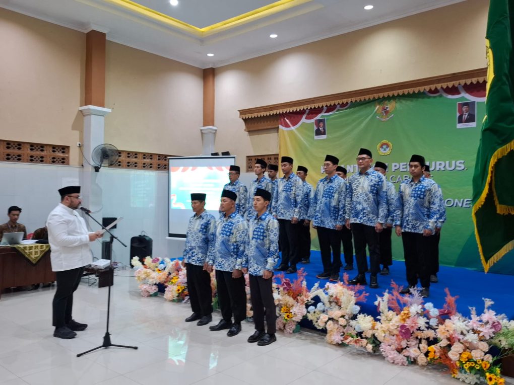 Ketua Dewan Pimpinan Daerah (DPD) LDII Solo, H. Muhammad Zain melantik Pengurus Cabang Lembaga Dakwah Islam Indonesia (PC LDII) Kecamatan Jebres masa bakti 2026–2031 di Masjid Roudhotul Jannah, Kelurahan Pucangsawit, Kecamatan Jebres, Kota Solo, Jawa Tengah, Selasa 23 Juni 2026 malam. (Foto: Putri Sejati)
