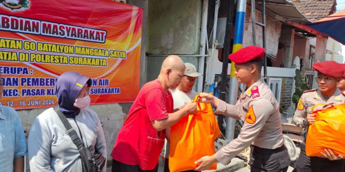 Salah seorang Taruna Akpol Tingkat I Angkatan 60 Batalyon Manggala Satya, Abrigtar Fasya Fernanda Islamy Simanjuntak memberikan bantuan berupa paket sembako kepada warga  RT 02 RW 09 Kelurahan Sangkrah, Kecamatan Pasarkliwon, Kota Solo, Jawa Tengah, Senin 15 Juni 2026.  (Foto: Putri Sejati)