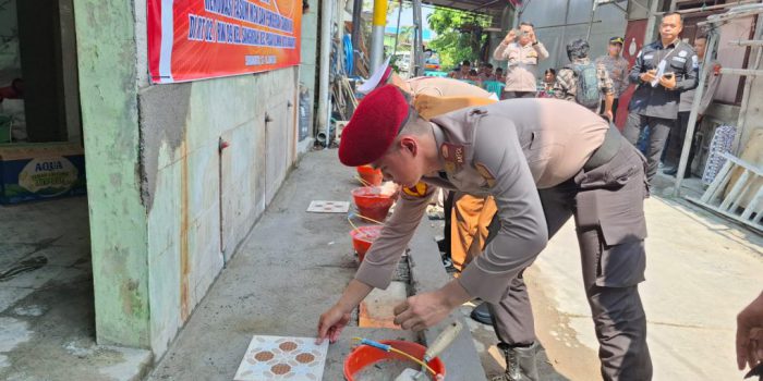 Taruna Akpol Tingkat I Angkatan 60 Batalyon Manggala Satya membantu renovasi fasilitas mandi cuci kakus (MCK) di wilayah RT 02 RW 09 Kelurahan Sangkrah, Kecamatan Pasarkliwon, Kota Solo, Jawa Tengah, Senin 15 Juni 2026. (Foto: Putri Sejati)