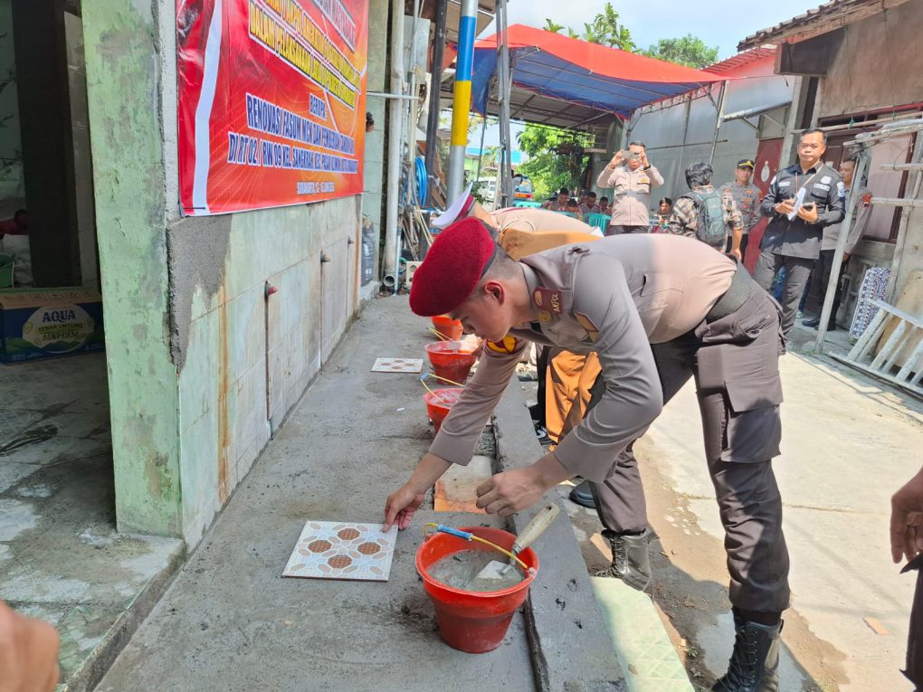 Taruna Akpol Tingkat I Angkatan 60 Batalyon Manggala Satya membantu renovasi fasilitas mandi cuci kakus (MCK) di wilayah RT 02 RW 09 Kelurahan Sangkrah, Kecamatan Pasarkliwon, Kota Solo, Jawa Tengah, Senin 15 Juni 2026. (Foto: Putri Sejati)