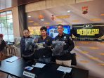 Kasatreskrim Polresta Solo, Derry Eko Setiawan (tengah) menunjukkan barang bukti yang diamankan dari pelaku curanmor dalam press rilis yang digelar di Media Center Polresta Solo, Selasa 2 Juni 2026. (Foto: Putri Sejati)