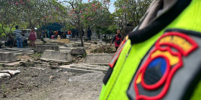 Polres Boyolali bersama Bidokkes Polda Jateng lakukan ekshumasi jenazah di makam korban dugaan keracunan satai ayam kiriman seseorang melalui ojek daring di desa Sindon, Kecamatan Ngemplak, Kabupaten Boyolali, Jawa Tengah. (Foto: Agatha Janendra)