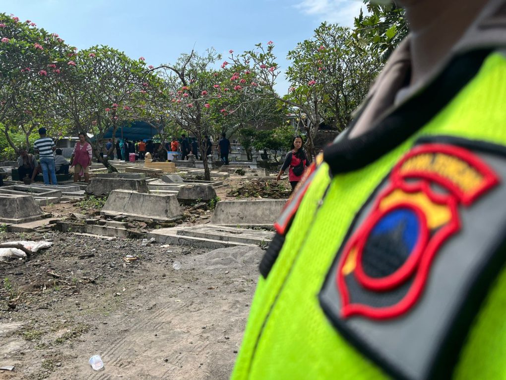 Polres Boyolali bersama Bidokkes Polda Jateng lakukan ekshumasi jenazah di makam korban dugaan keracunan satai ayam kiriman seseorang melalui ojek daring di desa Sindon, Kecamatan Ngemplak, Kabupaten Boyolali, Jawa Tengah. (Foto: Agatha Janendra)