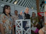 Wakil Bupati Boyolali, Dwi Fajar Nirwana, meninjau salah satu kreasi milik peserta dalam Krenova Kategori Pelajar 2026 di Pendopo Gede. Kabupaten Boyolali. Jawa Tengah, Kamis 18 Juni 2026. (Foto: Agatha Janendra)