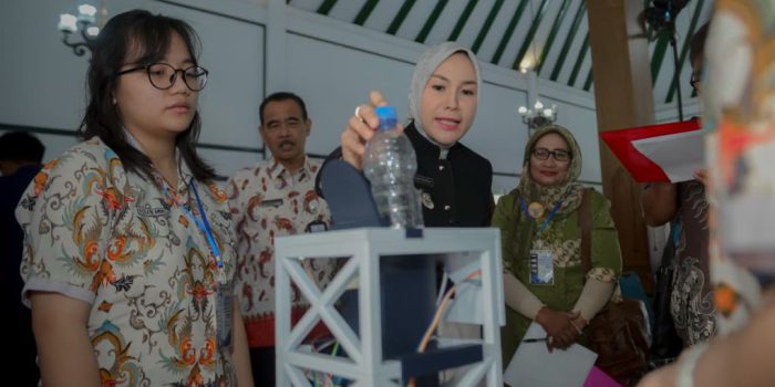 Wakil Bupati Boyolali, Dwi Fajar Nirwana, meninjau salah satu kreasi milik peserta dalam Krenova Kategori Pelajar 2026 di Pendopo Gede. Kabupaten Boyolali. Jawa Tengah, Kamis 18 Juni 2026. (Foto: Agatha Janendra)