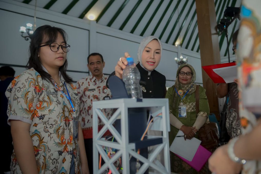 Wakil Bupati Boyolali, Dwi Fajar Nirwana, meninjau salah satu kreasi milik peserta dalam Krenova Kategori Pelajar 2026 di Pendopo Gede. Kabupaten Boyolali. Jawa Tengah, Kamis 18 Juni 2026. (Foto: Agatha Janendra)