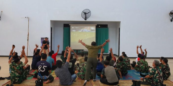 Korem 074/Warastratama menggelar kegiatan Nobar Piala Dunia FIFA 2026 laga Grup D antara Tim Nasional Paraguay melawan Tim Nasional Australia Gedung Warastratama pada Jumat 26 Juni 2026. (Foto: Putri Sejati)