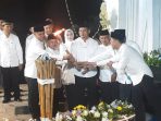 Bupati Boyolali, Agus Irawan (keempat dari kanan) bersama Forkopimda Boyolali, Menyalakan Obor pada Kirab Obor dan Niti Tilas dalam rangkaian acara Hari Jadi ke-179 Kabupaten Boyolali, di Kawasan Simpang Siaga, Kabupaten Boyolali, Jawa Tengah, Kamis 4 Juni 2026 malam. (Foto: Agatha Janendra)