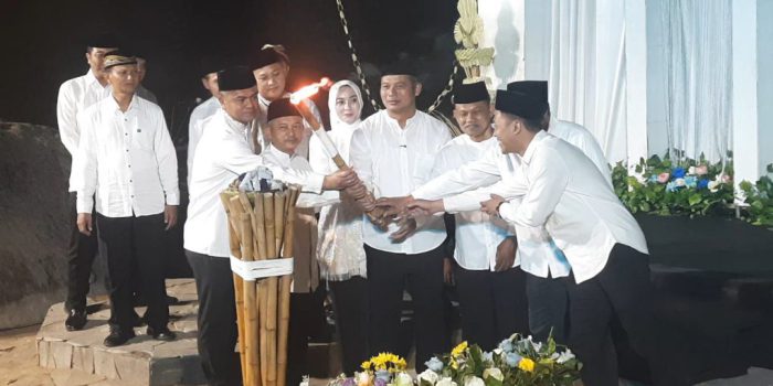 Bupati Boyolali, Agus Irawan (keempat dari kanan) bersama Forkopimda Boyolali, Menyalakan Obor pada Kirab Obor dan Niti Tilas dalam rangkaian acara Hari Jadi ke-179 Kabupaten Boyolali, di Kawasan Simpang Siaga, Kabupaten Boyolali, Jawa Tengah, Kamis 4 Juni 2026 malam. (Foto: Agatha Janendra)