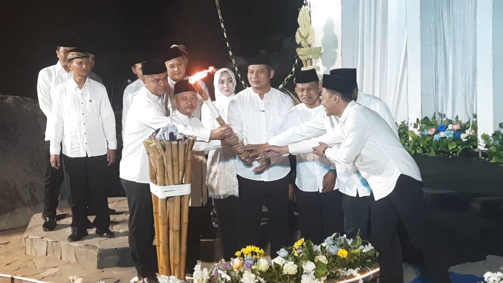 Bupati Boyolali, Agus Irawan (keempat dari kanan) bersama Forkopimda Boyolali, Menyalakan Obor pada Kirab Obor dan Niti Tilas dalam rangkaian acara Hari Jadi ke-179 Kabupaten Boyolali, di Kawasan Simpang Siaga, Kabupaten Boyolali, Jawa Tengah, Kamis 4 Juni 2026 malam. (Foto: Agatha Janendra)