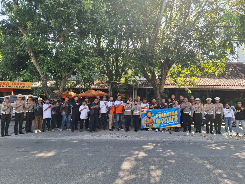 Satlantas Polresta Solo mengundang komunitas motor dalam kegiatan “Polantas Menyapa” yang digelar di Jalan Siwalan No.57, Kelurahan Jajar, Kecamatan Laweyan, Kota Solo, Jawa Tengah, Kamis 11 Juni 2026. (Foto: Putri Sejati)
