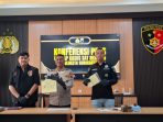 Wakapolresta Solo, AKBP Sigit (tengah) menunjukkan barang bukti yang diamankan saat rilis kasus pencurian emas di di Mako 2 Polresta Solo Jumat 19 Juni 2026. (Foto: Putri Sejati)