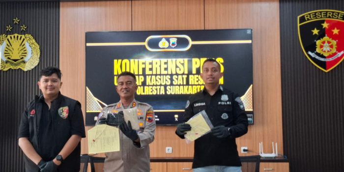 Wakapolresta Solo, AKBP Sigit (tengah) menunjukkan barang bukti yang diamankan saat rilis kasus pencurian emas di di Mako 2 Polresta Solo Jumat 19 Juni 2026. (Foto: Putri Sejati)