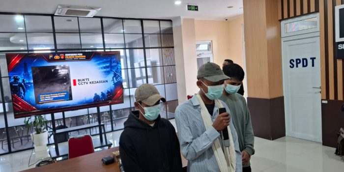 Tiga pemuda yang terekam CCTV berperan sebagai pocong dan viral di medsos meminta maaf usai identitasnya diketaui Polresta Solo. (Foto: Putri Sejati)