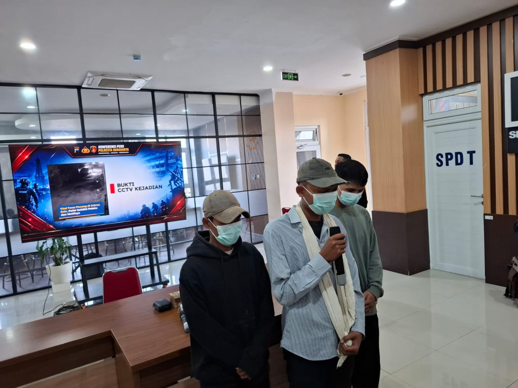 Tiga pemuda yang terekam CCTV berperan sebagai pocong dan viral di medsos meminta maaf usai identitasnya diketaui Polresta Solo. (Foto: Putri Sejati)