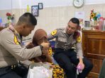 taruna akpol (2) Fasya Fernanda dan rekannya di Taruna Akademi Kepolisian (AKPOL) Tingkat I Angkatan 60 Batalyon Manggala Satya terlihat telaten membantu lansia di Panti Jompo Aisyiyah menikmati sarapan, Jumat 12 Juni 2026. (Foto: Putri Sejati)