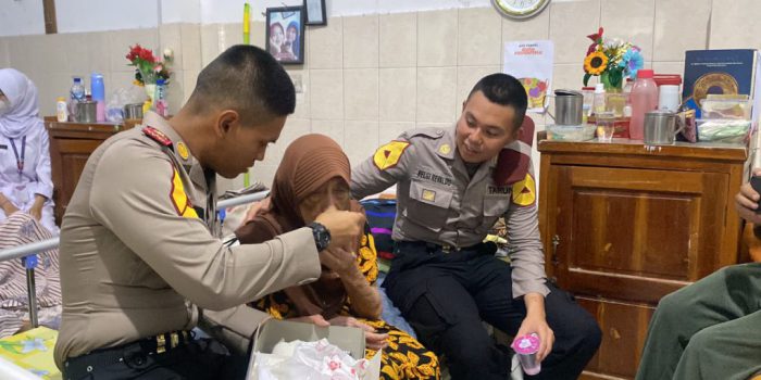 Fasya Fernanda dan rekannya di Taruna Akademi Kepolisian (AKPOL) Tingkat I Angkatan 60 Batalyon Manggala Satya terlihat telaten membantu lansia di Panti Jompo Aisyiyah menikmati sarapan, Jumat 12 Juni 2026. (Foto: Putri Sejati)